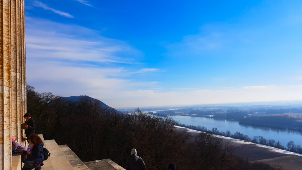 Blick über die Donau Richtung Osten aufgenommen von der Walhalla bei Regensburg